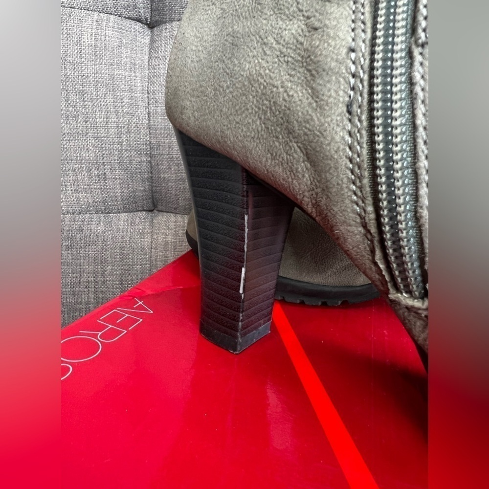 S27. Aerosoles Ment to Be Grey Leather Ankle Boots 9.5 EUC - Picture 4 of 7